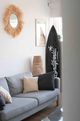 Coin salon dans l'établissement Le Landifornia - Design cosy & horizon bleu avec vue océan