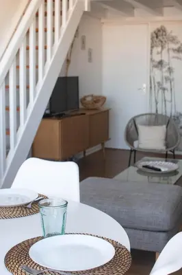 Coin salon dans l'établissement Le Landifornia - Design cosy & horizon bleu avec vue océan