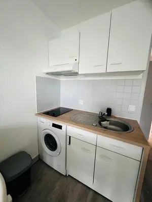 Cuisine ou kitchenette dans l'établissement BISCAROSSE PLAGE STUDIO TERASSE BARBECUE À 150 m DE LA PLAGE
