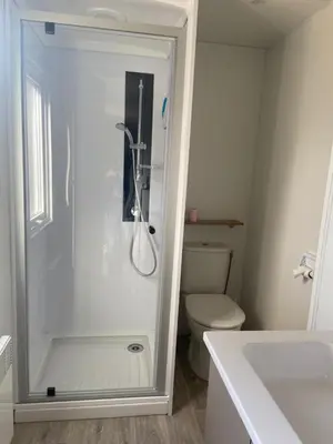 Salle de bains dans l'établissement MOBIL HOME 2 CHAMBRES CLIMATISE