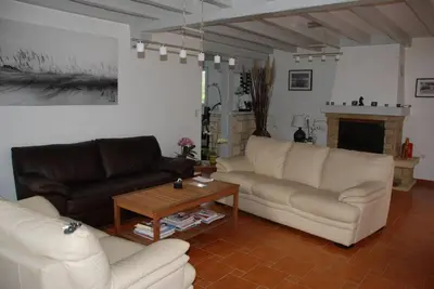 Coin salon dans l'établissement Villa avec piscine à proximité des plages et de la forêt