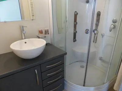 Salle de bains dans l'établissement Villa avec piscine à proximité des plages et de la forêt