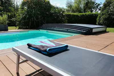 Piscine de l'établissement Villa avec piscine à proximité des plages et de la forêt ou située à proximité