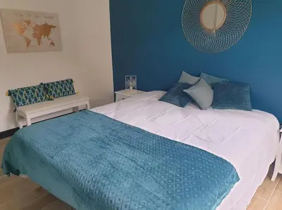 Un ou plusieurs lits dans un hébergement de l'établissement Appartement plage à pied