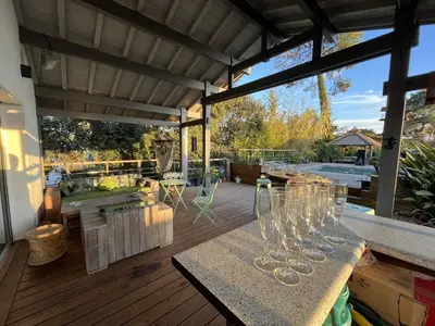 Balcon ou terrasse dans l'établissement Villa OHANA pour 8 personnes avec piscine et cuisine d'été. Wifi gratuit