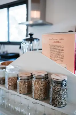 Cuisine ou kitchenette dans l'établissement Maison Dharma à 5km de la plage avec Sauna