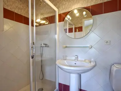 Salle de bains dans l'établissement Villa calme près de la plage - 8 pers. - FR-1-433-117