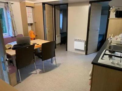 Cuisine ou kitchenette dans l'établissement Mobil-Home -10 minutes Océan