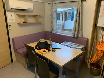 Coin salon dans l'établissement Mobil-Home -10 minutes Océan