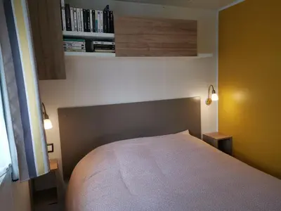 Un ou plusieurs lits dans un hébergement de l'établissement Mobilhome Dunes de Contis 3chambres, spacieux, moderne et tout confort