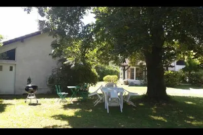 Jardin de l'établissement Gîte avec jardin tout confort à Luglon, proche Ecomusée de Marqueze, Landes