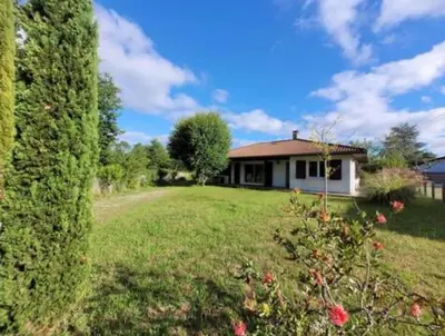Jardin de l'établissement La Cabane Farwest Plein pied vue PIN proche LAC