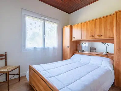 Un ou plusieurs lits dans un hébergement de l'établissement Maison 3 chambres proche plages avec jardin clos à Mimizan - pour 8 personnes - FR-1-50-127