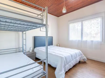 Un ou plusieurs lits dans un hébergement de l'établissement Maison 3 chambres proche plages avec jardin clos à Mimizan - pour 8 personnes - FR-1-50-127