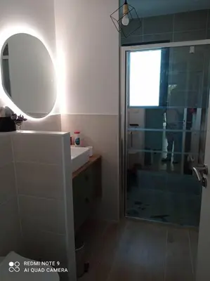 Salle de bains dans l'établissement Maison cosy à côté de Biscarrosse