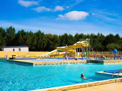 Piscine de l'établissement Mobil-home cosy climatisé 5 pers - Terrasse couverte - Plage des Casernes à 800m ou située à proximité