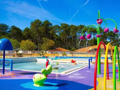 Piscine de l'établissement Mobil-home cosy climatisé 5 pers - Terrasse couverte - Plage des Casernes à 800m ou située à proximité