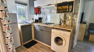 Cuisine ou kitchenette dans l'établissement Mobil-home cosy climatisé 5 pers - Terrasse couverte - Plage des Casernes à 800m