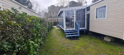 Jardin de l'établissement Mobil home 693 à la réserve 8 personnes avec terrasse couverte