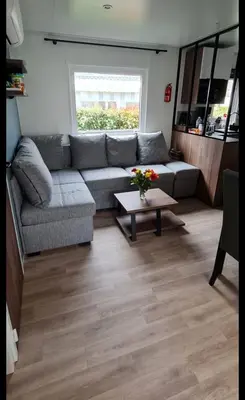 Coin salon dans l'établissement Mobil home 693 à la réserve 8 personnes avec terrasse couverte