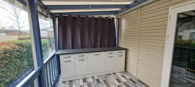 Plan de l'établissement Mobil home 693 à la réserve 8 personnes avec terrasse couverte
