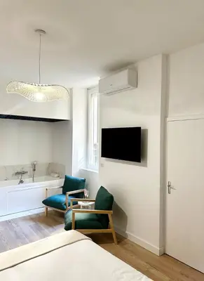 Télévision ou salle de divertissement dans l'établissement Le SPA Étoilé - Baignoire Balnéo et Sauna Privatif