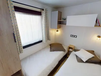 Un ou plusieurs lits dans un hébergement de l'établissement Bungalow charmant, Saint-Julien-en-Born, Piscine partagée