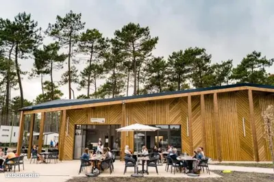 Restaurant ou autre lieu de restauration dans l'établissement Bungalow charmant, Saint-Julien-en-Born, Piscine partagée