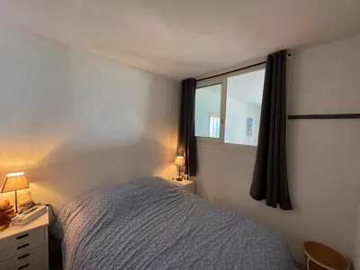 Un ou plusieurs lits dans un hébergement de l'établissement Appartement T2 avec terrasse, climatisation et parking à Capbreton - FR-1-413-236