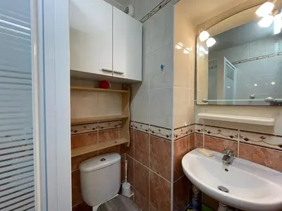 Salle de bains dans l'établissement Appartement T2 avec terrasse, climatisation et parking à Capbreton - FR-1-413-236