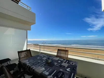 Vue générale sur la mer ou vue sur la mer prise depuis l'appartement
