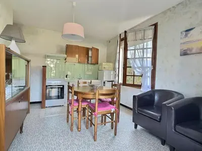 Cuisine ou kitchenette dans l'établissement Appartement T2 Nord Est à 300m des plages