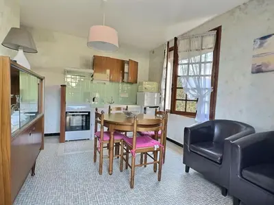 Cuisine ou kitchenette dans l'établissement Appartement T2 Nord Est à 300m des plages