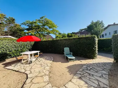 Jardin de l'établissement Appartement T2 Est à 300m des plages