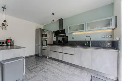 Cuisine ou kitchenette dans l'établissement Maison Moderne à 10min des lacs - 6 couchages
