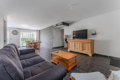 Télévision ou salle de divertissement dans l'établissement Maison Moderne à 10min des lacs - 6 couchages