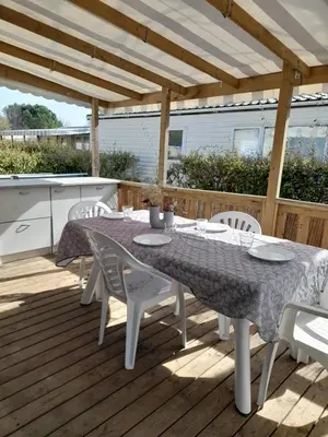 Balcon ou terrasse dans l'établissement Mobilhome 422 3ch/1 sdb camping 4* La Réserve SIBLU Gastes
