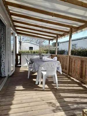 Balcon ou terrasse dans l'établissement Mobilhome 422 3ch/1 sdb camping 4* La Réserve SIBLU Gastes