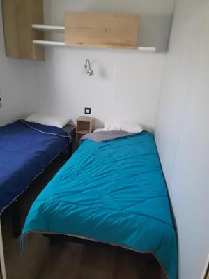 Un ou plusieurs lits dans un hébergement de l'établissement Mobilhome 422 3ch/1 sdb camping 4* La Réserve SIBLU Gastes