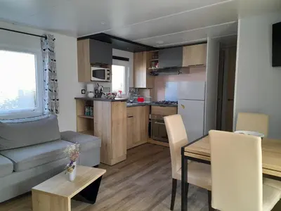 Cuisine ou kitchenette dans l'établissement Mobilhome 422 3ch/1 sdb camping 4* La Réserve SIBLU Gastes