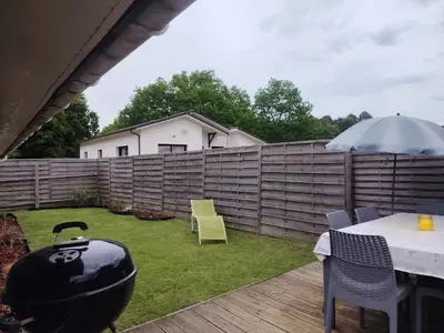 Jardin de l'établissement Maison chaleureuse au calme