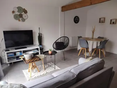 Télévision ou salle de divertissement dans l'établissement Maison chaleureuse au calme