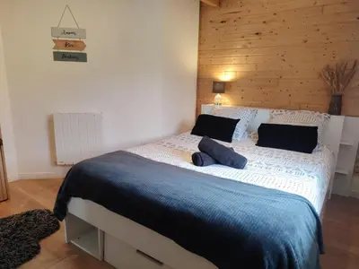 Un ou plusieurs lits dans un hébergement de l'établissement Maison chaleureuse au calme