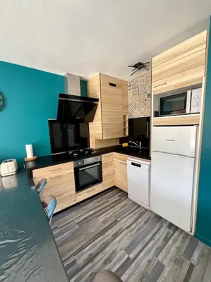 Cuisine ou kitchenette dans l'établissement La Villa Azur - Chaleureuse maisonnette avec piscine partagée