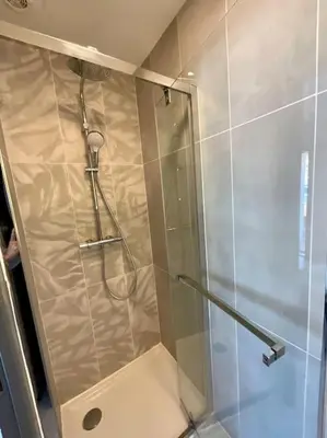 Salle de bains dans l'établissement La Villa Azur - Chaleureuse maisonnette avec piscine partagée