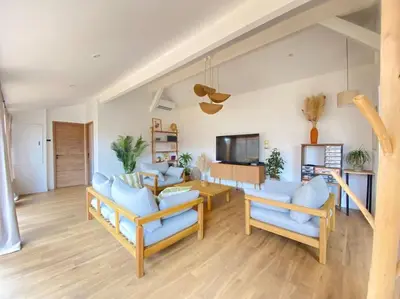 Télévision ou salle de divertissement dans l'établissement Villa Genêts - 3 suites parentales avec terrasse et piscine - Proche plage