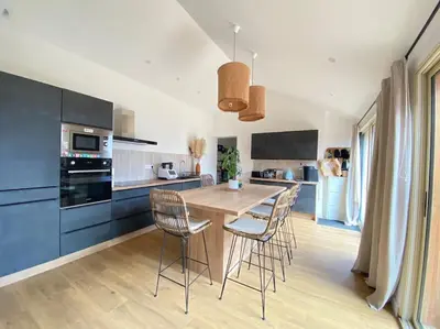 Cuisine ou kitchenette dans l'établissement Villa Genêts - 3 suites parentales avec terrasse et piscine - Proche plage