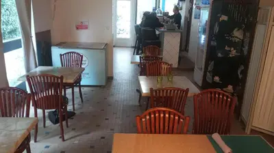 Restaurant ou autre lieu de restauration dans l'établissement chalet