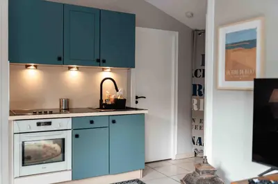 Cuisine ou kitchenette dans l'établissement Cozy apartment by the sea
