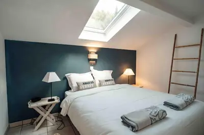 Un ou plusieurs lits dans un hébergement de l'établissement Cozy apartment by the sea